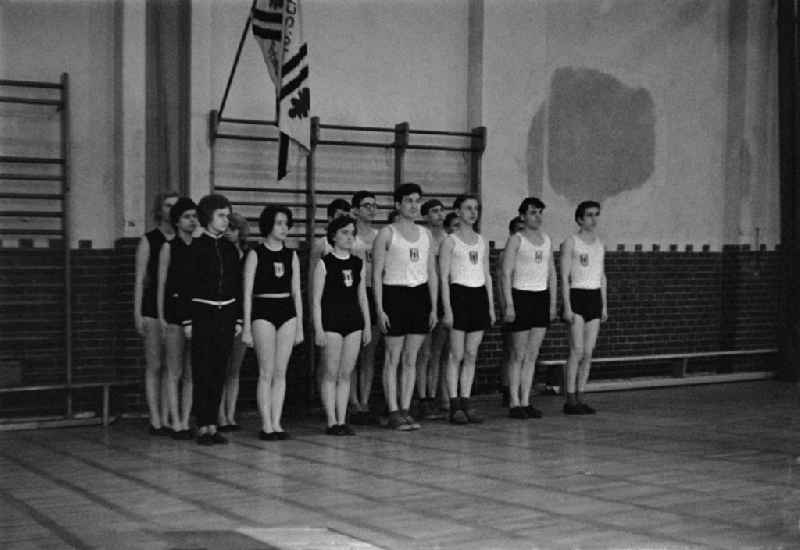 Students in physical education classin a sports hall in the district Friedrichshain in Berlin Eastberlin on the territory of the former GDR, German Democratic Republic
