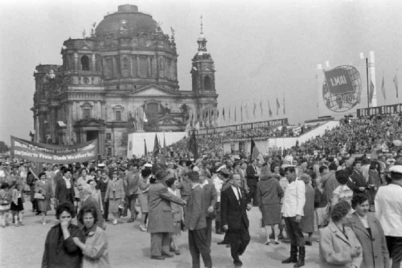Participants der Demonstration zum 1. Mai on the streets of the city center on place Schlossplatz on place Schlossplatz ( Marx-Engels-Platz ) in Berlin Eastberlin on the territory of the former GDR, German Democratic Republic