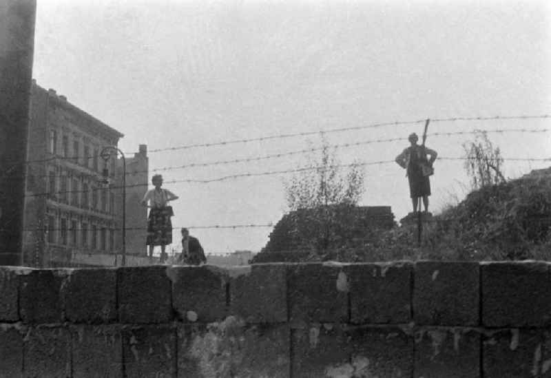 Construction site for the expansion of the border fortifications and wall as well as security structures and protective fence systems in the blocking strip of the state border on street Jerusalemer Strasse in the district Mitte in Berlin Eastberlin on the territory of the former GDR, German Democratic Republic