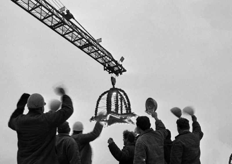 Raising the topping-out wreath for the topping-out ceremony of the construction site 'Interhotel Stadt Berlin' (later also FORUM HOTEL and today Park Inn by Radisson) at Alexanderplatz in the Mitte district of Berlin East Berlin on the territory of the former GDR, German Democratic Republic