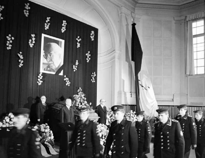 State act and state funeral as a funeral service for the funeral von Arnold Zweig im Deutschen Theater on street Schumannstrasse in the district Mitte in Berlin Eastberlin on the territory of the former GDR, German Democratic Republic