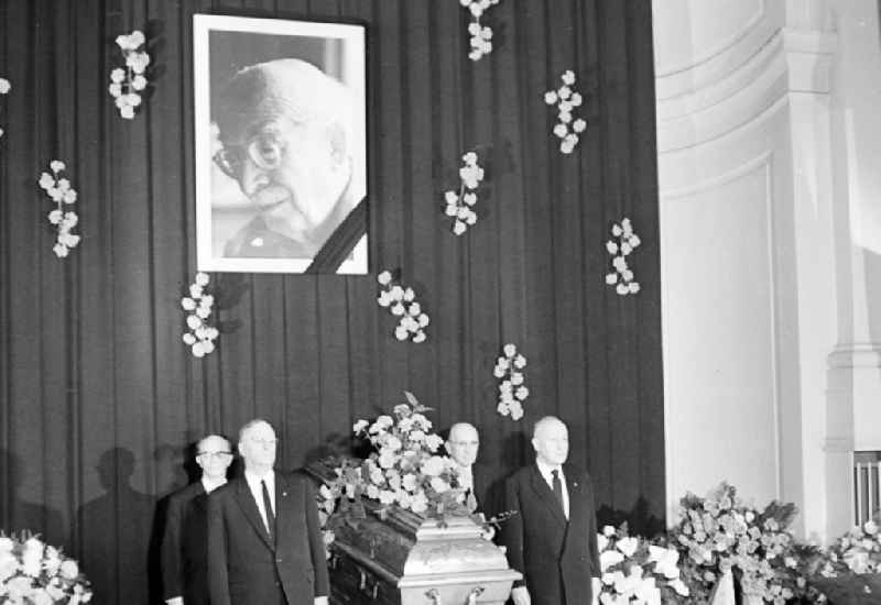 State act and state funeral as a funeral service for the funeral von Arnold Zweig im Deutschen Theater on street Schumannstrasse in the district Mitte in Berlin Eastberlin on the territory of the former GDR, German Democratic Republic