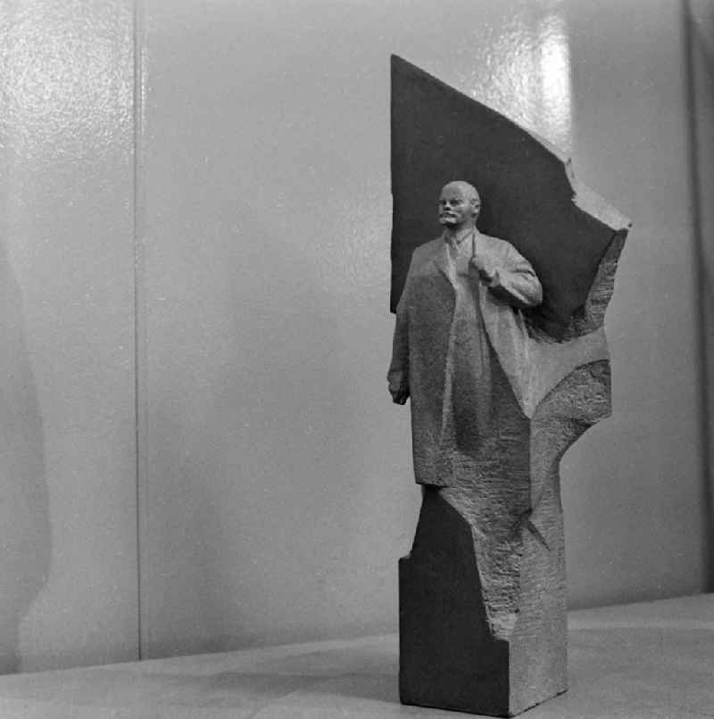 Miniature model of the planned large-scale sculpture 'Lenin Monument' on Leninplatz in Berlin East Berlin on the territory of the former GDR, German Democratic Republic