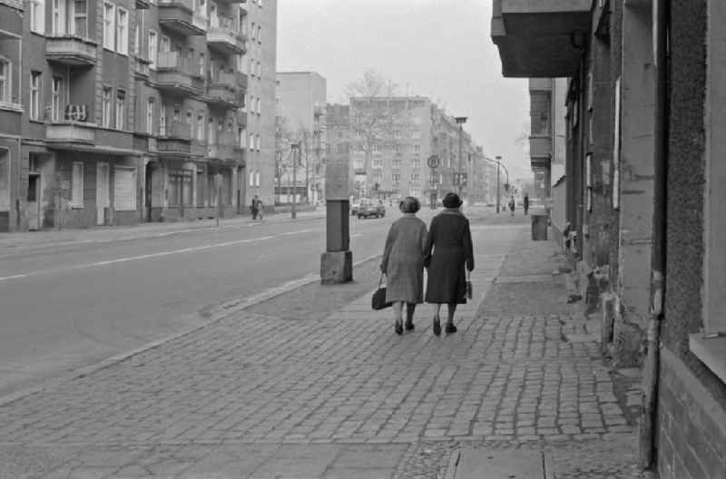 Fashion and clothing of street passers-by on street Gruenberger Strasse in the district Friedrichshain in Berlin Eastberlin on the territory of the former GDR, German Democratic Republic