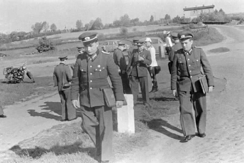 On-site inspection by officers of the German Border Police to expand the border fortifications and wall in the barrier strip of the state border on Bahnhofstrasse in the Blankenfelde district of Berlin East Berlin on the territory of the former GDR, German Democratic Republic