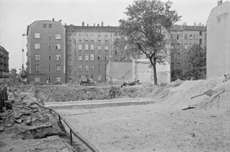 Leveling work on the construction site for demolition work on the remains of old multi-family buildings on Boedikerstrasse in the Friedrichshain district of Berlin East Berlin in the area of the former GDR, German Democratic Republic