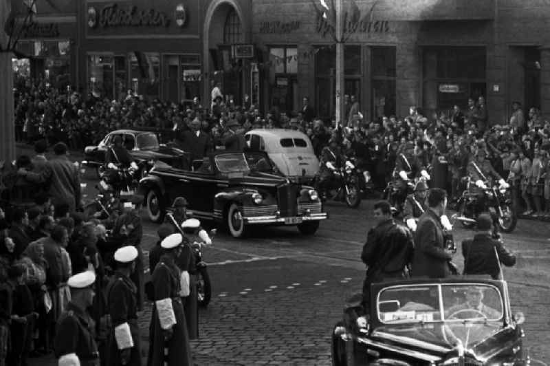 Motorcade during the state visit of the Polish Prime Minister Jozef Cyrankiewicz and the PVAP party leader Wladyslaw Gomulka in Berlin on the territory of the former GDR, German Democratic Republic