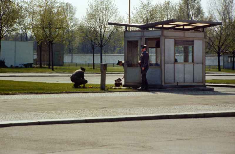 Members of the NVA border troops at the Brandenburg Gate border checkpoint in Berlin-Mitte on the territory of the former GDR, German Democratic Republic