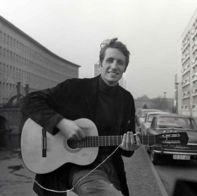 Reiner Schoene, actor, in East Berlin on the territory of the former GDR, German Democratic Republic. In the background the Jungfern Bridge over the Spree