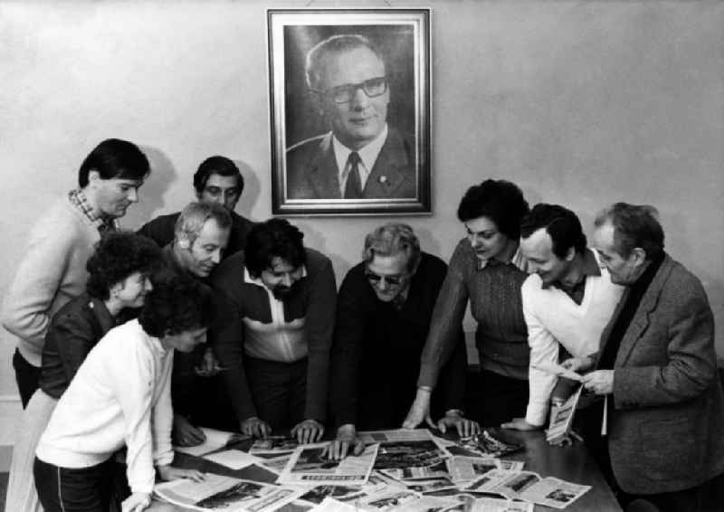 Editorial meeting of the newspaper publisher 'Gaertnerpost', published by the central board of the VdgB, in East Berlin in the territory of the former GDR, German Democratic Republic. On the wall is the typical Erich Honecker portrait