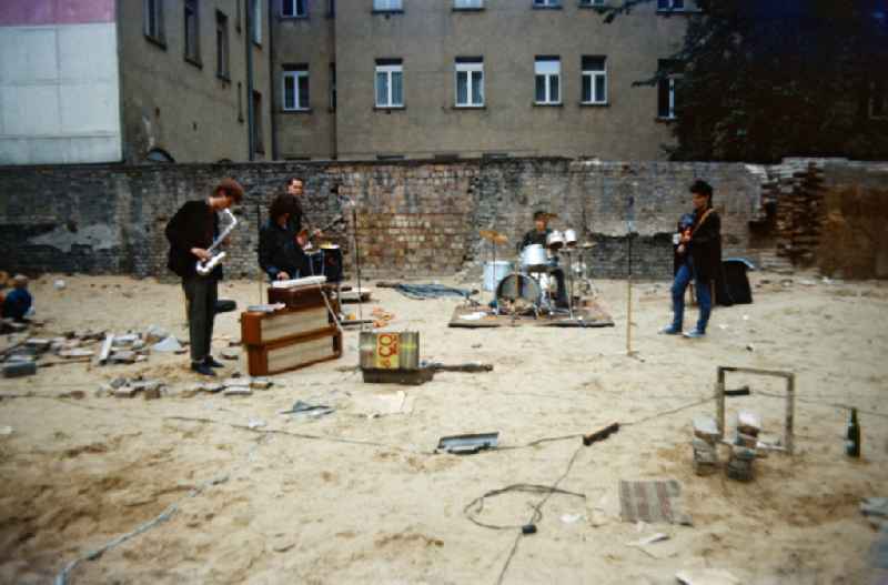 Privately organized punk concert in the Hirschhof in Oderberger Strasse in East Berlin in the territory of the former GDR, German Democratic Republic