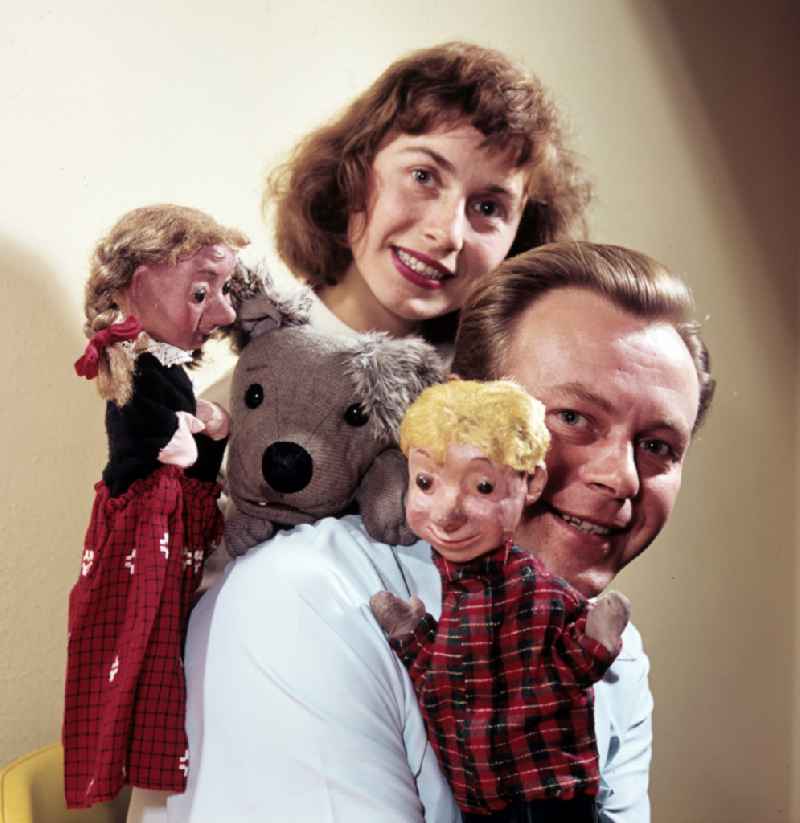 Heinz and Ingeburg Fuelfe with the hand puppets Kruemel (girl), Flax (boy) and Struppi (dog) in East Berlin in the territory of the former GDR, German Democratic Republic