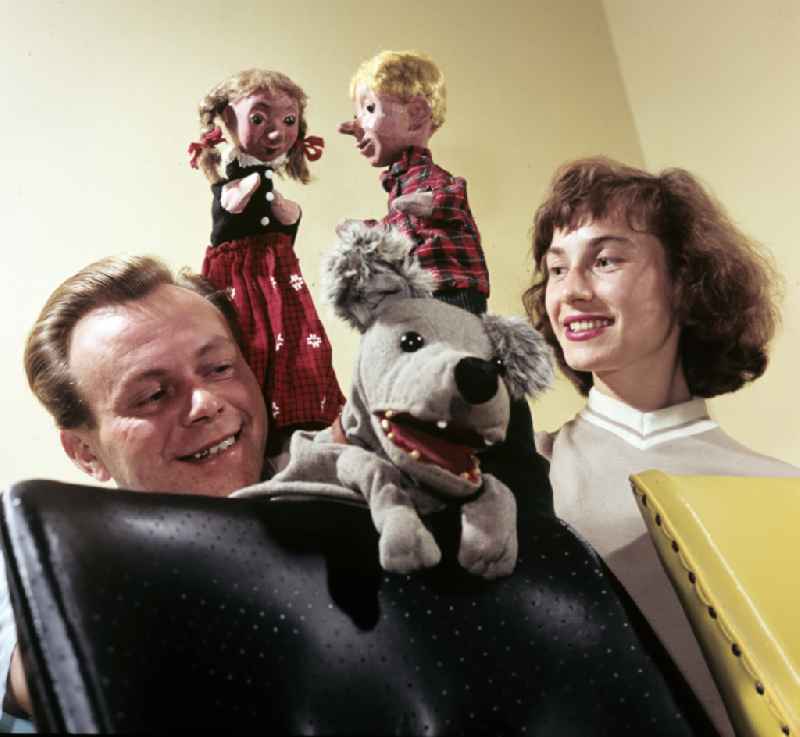 Heinz and Ingeburg Fuelfe with the hand puppets Kruemel (girl), Flax (boy) and Struppi (dog) in East Berlin in the territory of the former GDR, German Democratic Republic