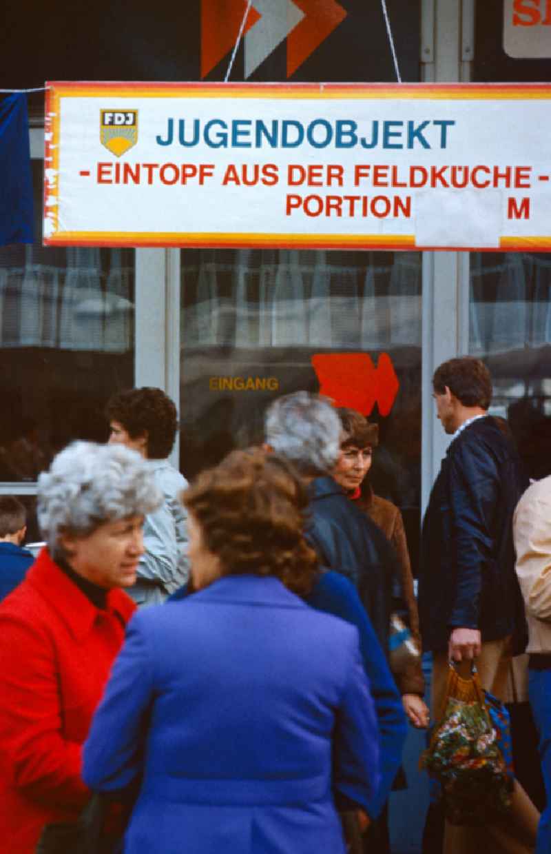 Stand selling stew of the youth object at Alexanderplatz in East Berlin in the area of the former GDR, German Democratic Republic