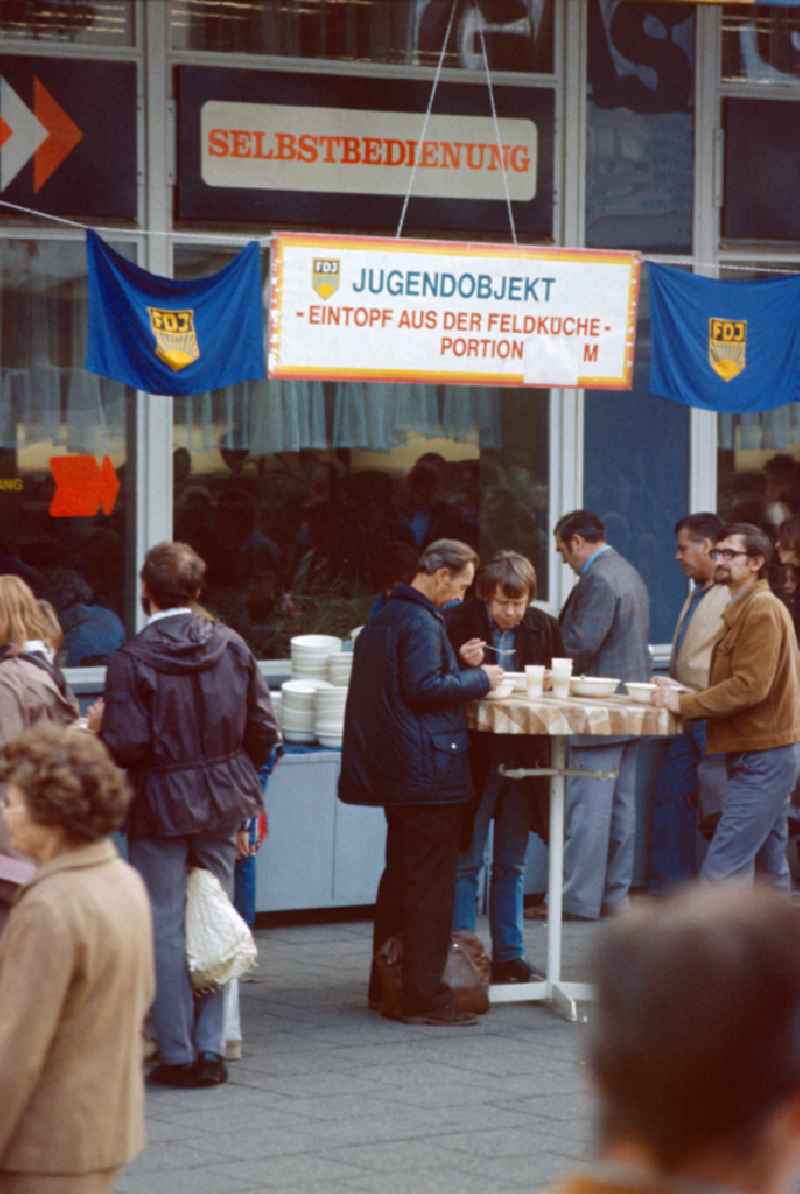 Stand selling stew of the youth object at Alexanderplatz in East Berlin in the area of the former GDR, German Democratic Republic