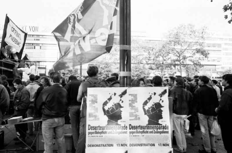 Charlottenburg - Berlin
Aktion gegen Wehrpflicht vor der Gedächniskirche
28.10.9