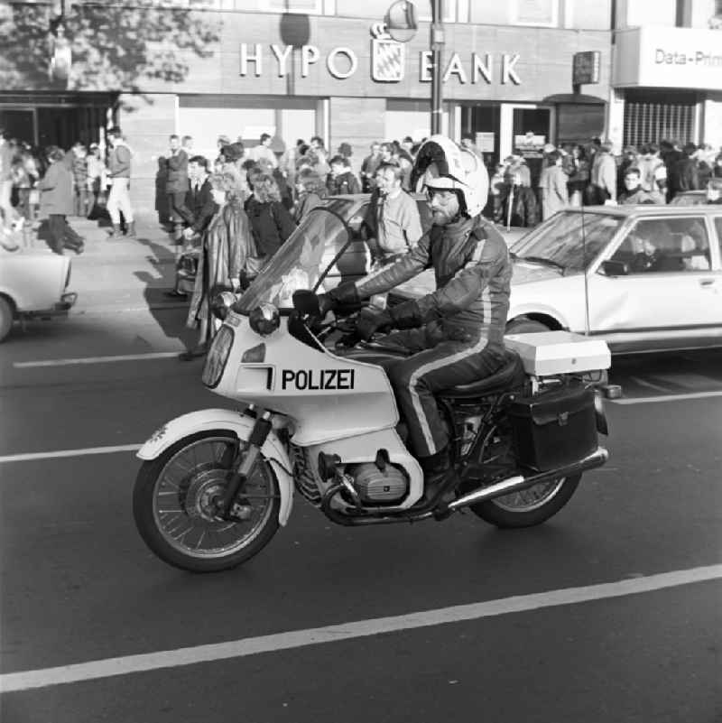 West Berlin police shows present on the Kurfürstendamm to the traffic due to capacity limitations. Visitors from the GDR flow along the Kurfürstendamm
