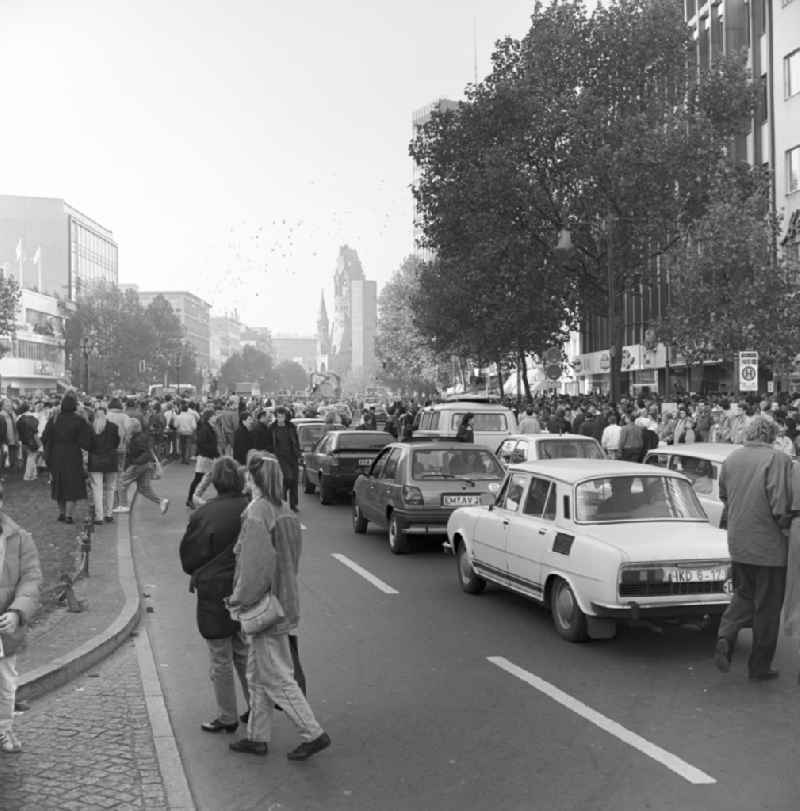 Visitor flows walk after the fall of the Kurfürstendamm entlang. For many, this is the first visit to West Berlin