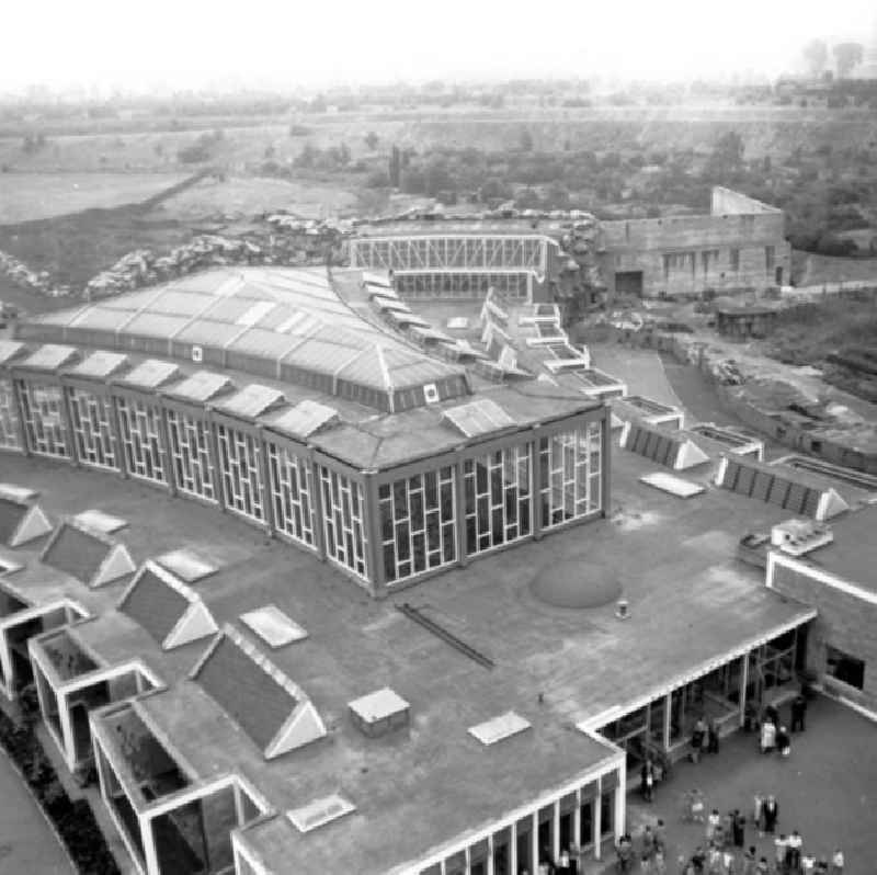 Blick von oben auf das Alfred-Brehm-Haus während der Eröffnung im Tierpark (Zoo). Die Aufteilung erfolgte nach Katzenhaus und Tropenhalle, maßgeblich beteiligt an der Gestaltung war der Architekt Prof. Heinz Graffunder (1926-1994).