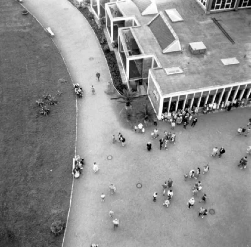 Blick von oben auf das Alfred-Brehm-Haus während der Eröffnung im Tierpark (Zoo). Die Aufteilung erfolgte nach Katzenhaus und Tropenhalle, maßgeblich beteiligt an der Gestaltung war der Architekt Prof. Heinz Graffunder (1926-1994).