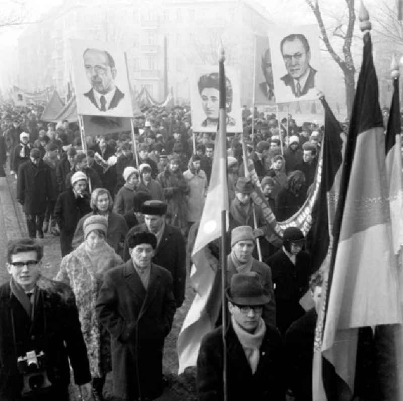 Großdemonstration / Liebknecht-Luxemburg Demonstration / Demonstrationszug anläßlich zum Gedenktag der Sozialisten. Demonstranten halten DDR-Flaggen und Bilder von Walter Ulbricht, Rosa Luxemburg und Otto Grotewohl in die Höhe.