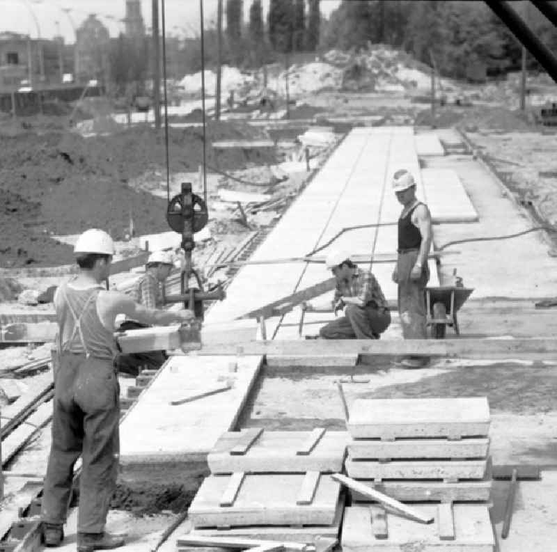 Bauarbeiten auf dem Vorplatz vom Ostbahnhof. Betonarbeiter der Brigade Nitz beim Platten verlegen.