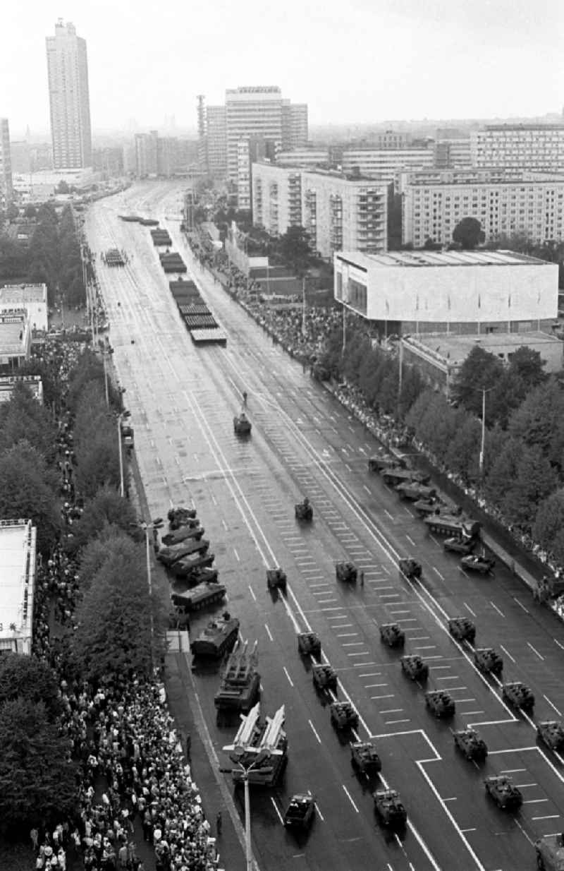 Parade zum 40. Jahrestag der DDR vom Haus des Kindes
07.1