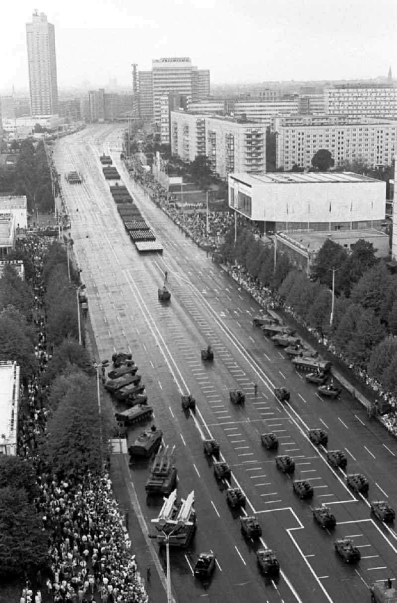 Parade zum 40. Jahrestag der DDR vom Haus des Kindes
07.1