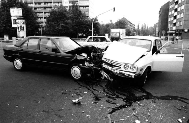 Verkehrsunfall Franz-Mehring-Platz (Berlin-Friedrichshain)
Mercedes Benz gegen Dacia
14.06.9