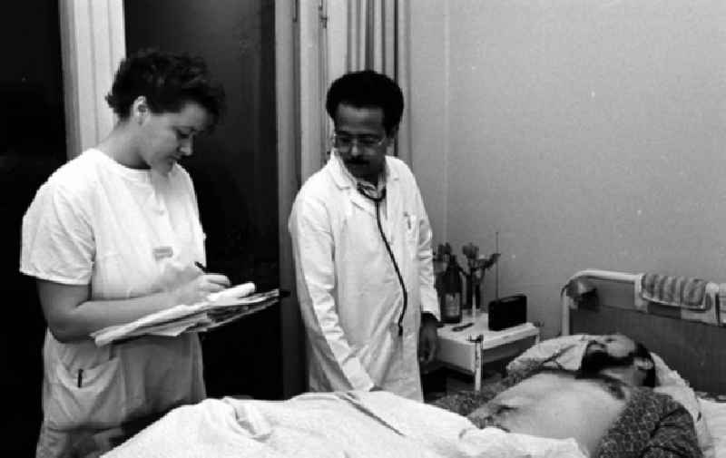 18.12.1986
Jemenitischer Arzt im Krankenhaus Berlin-Friedrichshain

Umschlagnr.: 137