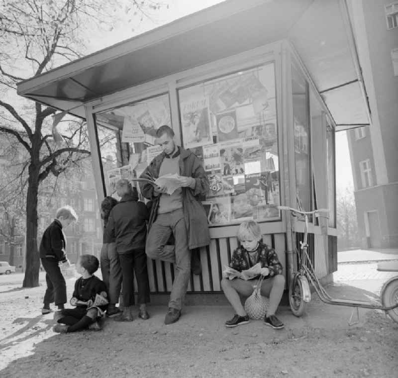 Children buy newspapers at a newsstand in Berlin - Friedrichshain