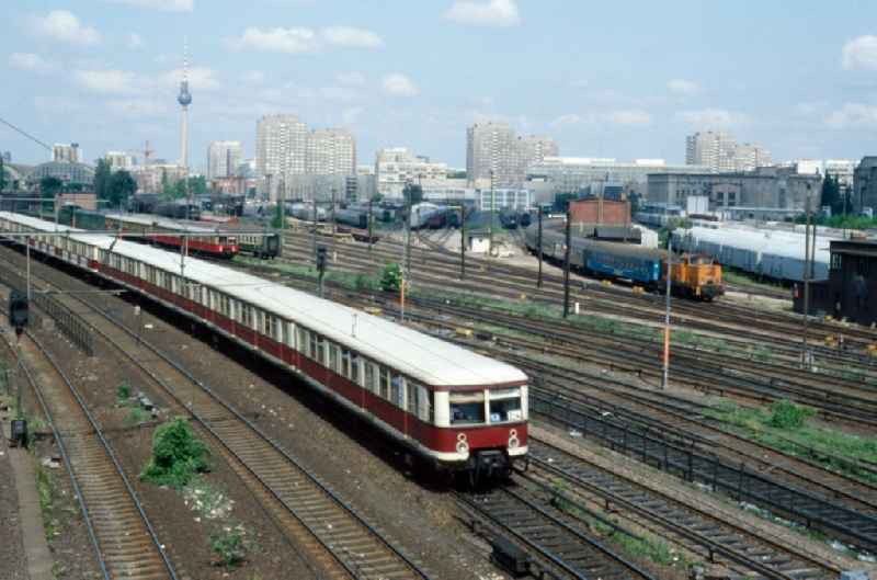 Passenger series ET 167 'Peenemünde' the S5 of the Berlin S-Bahn in Berlin - Friedrichshain. Here, between the stations Ostbahnhof and Warschauer Strasse. In the background, trains and wagons of the Deutsche Reichsbahn and a shunting locomotive class V 6
