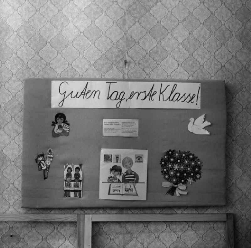 Wall newspaper to welcome the first class in Berlin - Friedrichshain for the first day of school
