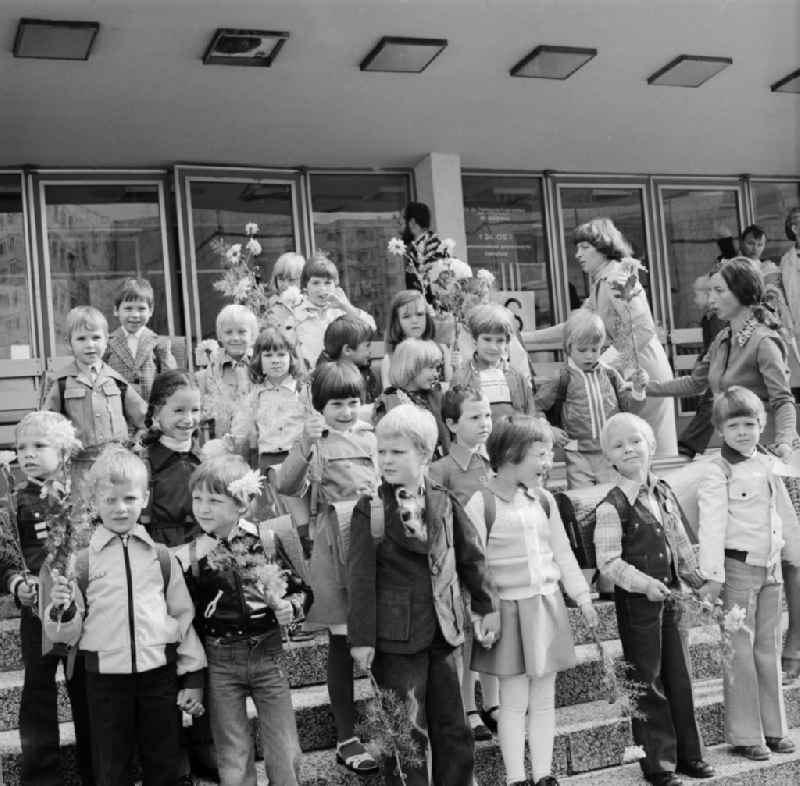 Class photo of the first class in front of the main entrance of the 24th school in Berlin - Friedrichshain