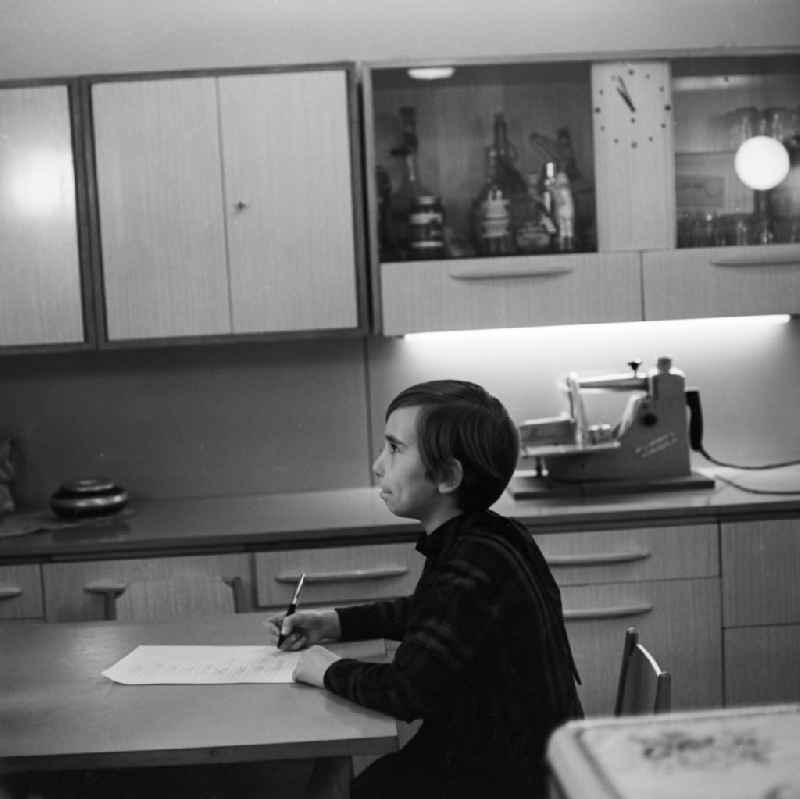 A girl sitting in the kitchen and writes in Berlin - Friedrichshain