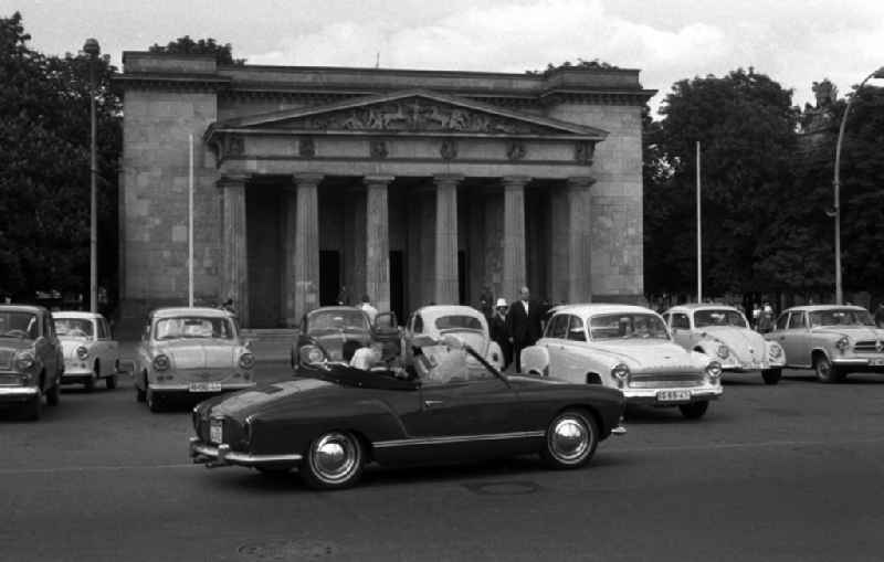 Parked cars in front of the Neue Wache in Berlin - Mitte. In the foreground a Karmann Ghia Cabriolet. In the background is the entrance portal of the Neue Wache