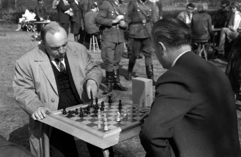 Two men playing chess outdoors in Berlin - Friedrichshain