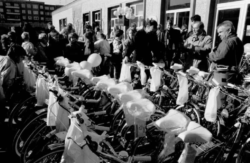 Commerzbank übergibt Fahrräder in Hellersdorf