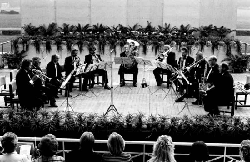 Konzert Blasorchester Prof. L. Grüttler auf Rennbahngelände Hoppegarten anl. Neuenhagener Festspielwoche
10.