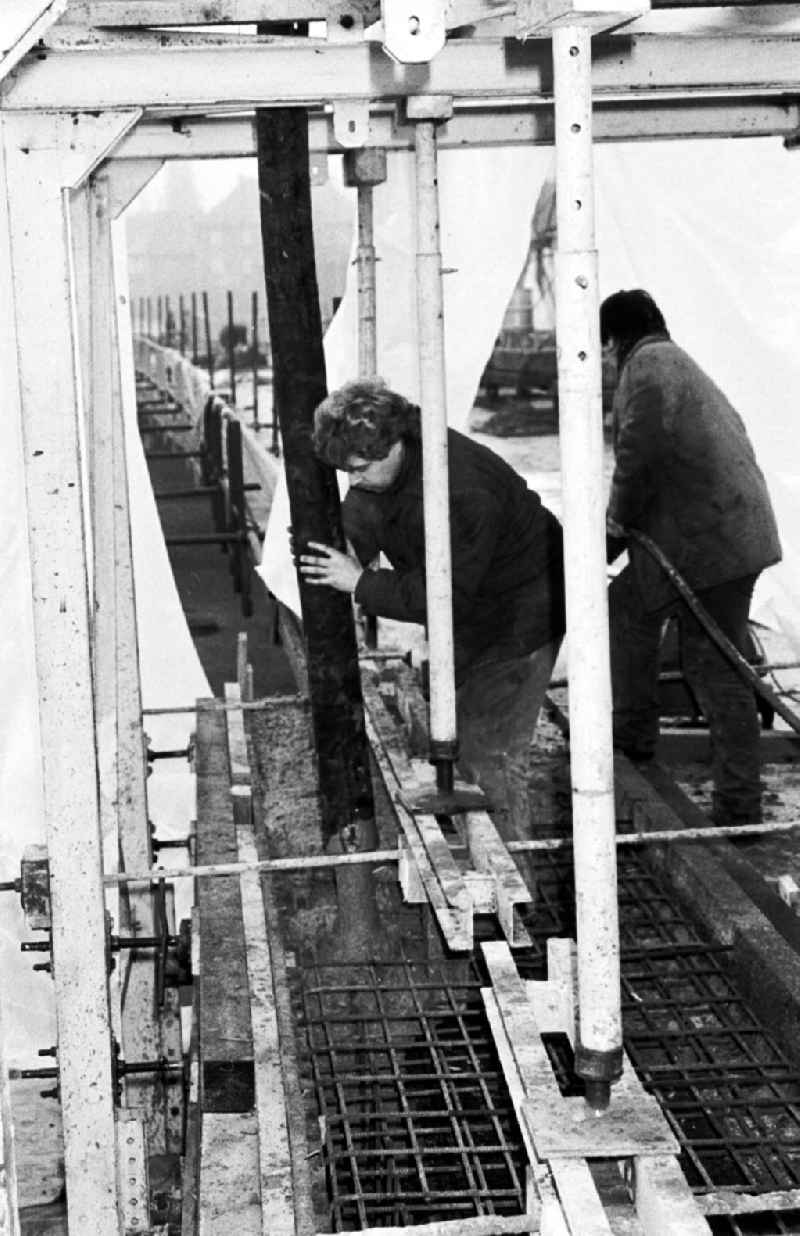 Betonierarbeiten an der Brücke - Wuhlheide