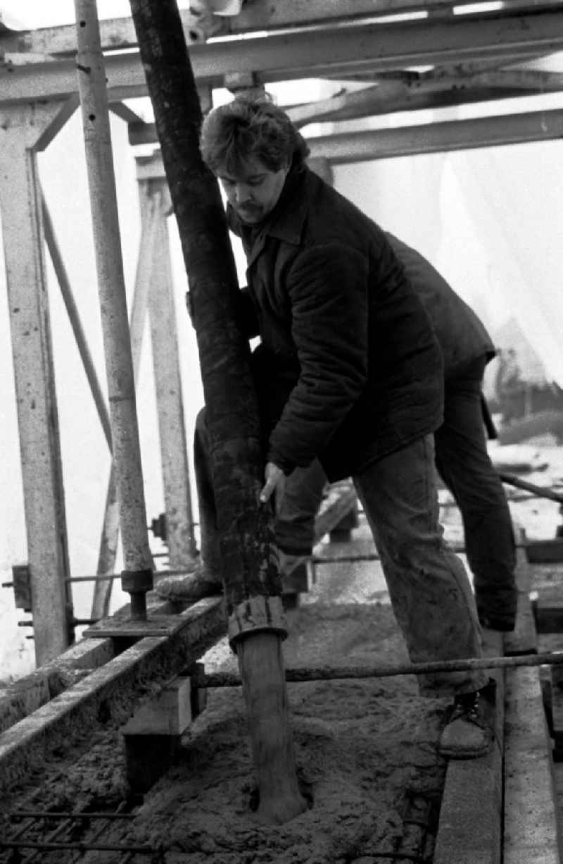 Betonierarbeiten an der Brücke - Wuhlheide