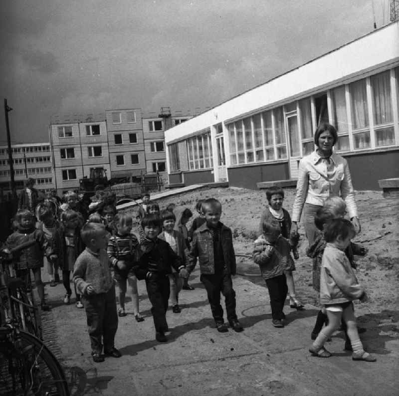 . Ein Kindergarten / Krippe im Salvador Allende Viertel 1 / Amtsfeldt kurz nach seiner Einweihung. Im Bild eine Kindergruppe während eines Spaziergangs. Baubeginn im Allende-Viertel Köpenick war 1971. In den achtziger Jahren hatte die Neubausiedlung mit ihren 680