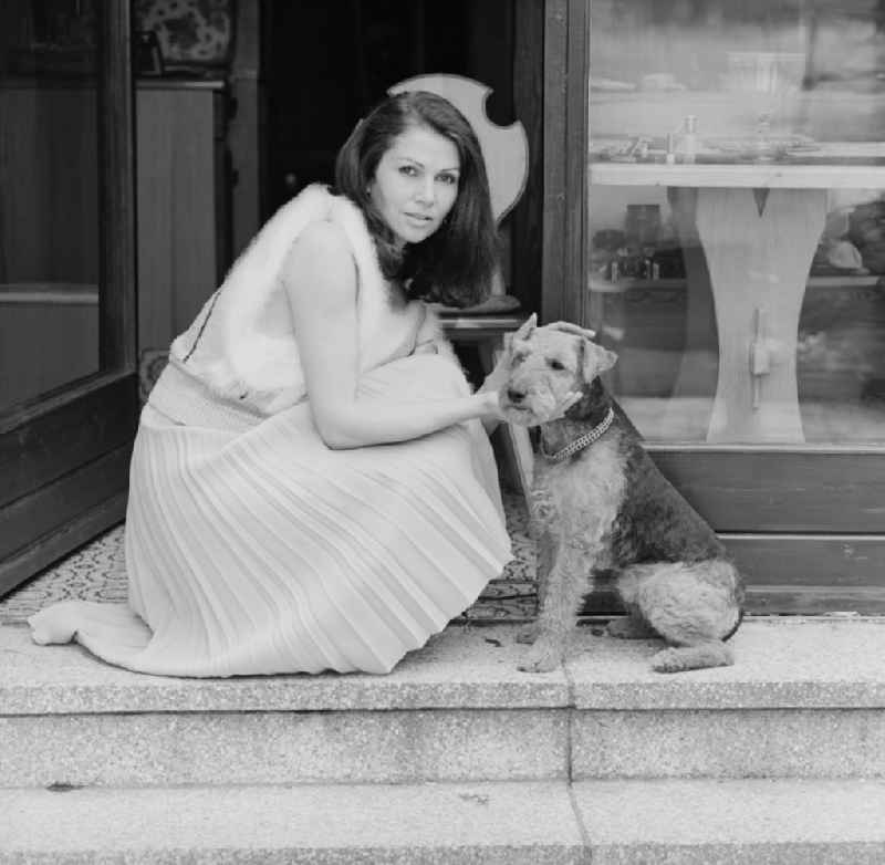 The German actress Renate Blume (temporarily also Blume - Reed) in your house in Rauchfangswerder in Berlin -  Köpenick. Here with her dog, a Welsh Terrier. Until the turn she was a member of the actor ensemble of television of the GDR and has starred in numerous television movies, feature films and television series with