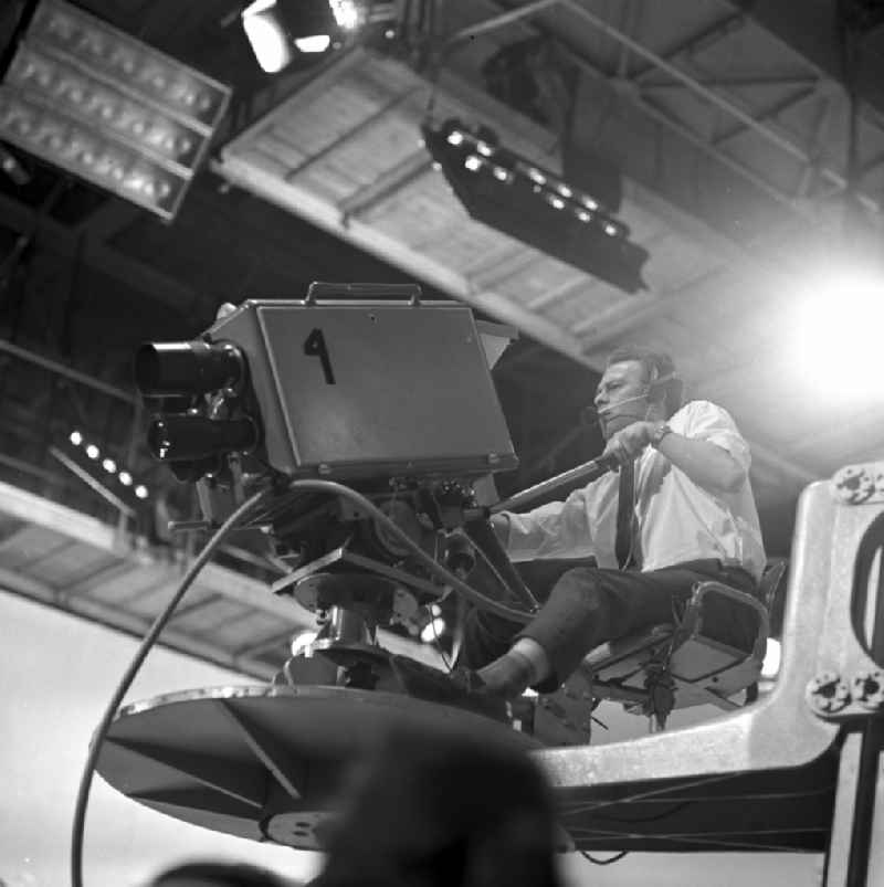 A cameraman with a FUK5 (TV-Universal-Camera 5) of RFT in recording studios in Berlin - Köpenick