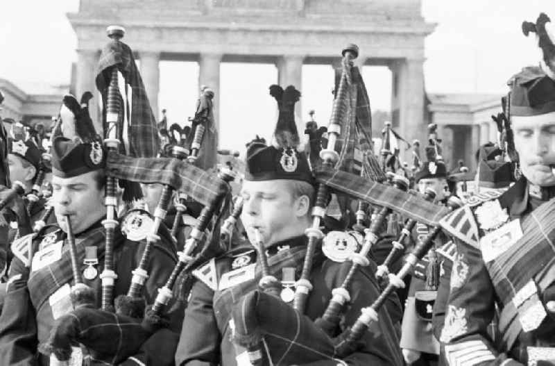 Britische Dudelsackmusiker während der Miltitary Tattoo / Militärparade vor dem Brandenburger Tor.
