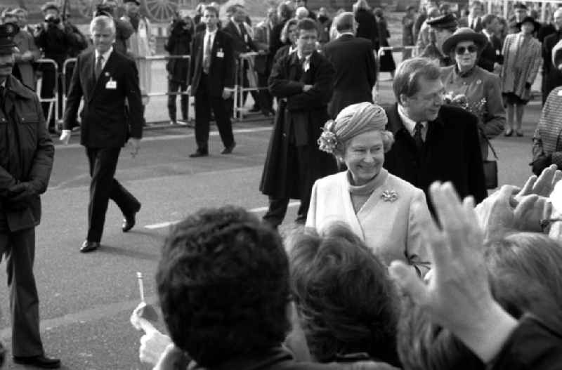 Besuch der Königin Elisabeth II. (Queen Elisabeth II.) des Vereinigten Königreich von Großbritannien und Nordirland in Berlin. Königin Elisabeth II. geht an Passanten / Menschen / Schaulustigen vorbei und lächelt dabei.