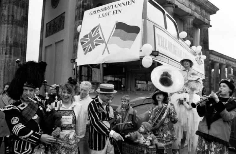 Roter Doppeldecker Bus 'Routemaster' und Akteure / Musiker anläßlich zum Besuch der Königin Elisabeth II. (Queen Elisabeth II.) vor dem Brandenburger Tor. Plakat an Bus mit der Aufschrift 'Grossbritannien lädt ein' sowie Flagge Großbritannien und Deutschland.