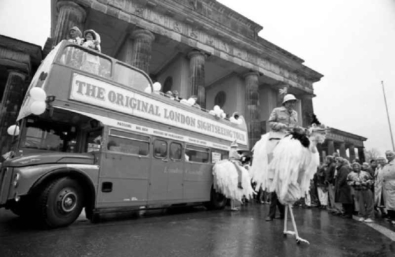 Roter Doppeldecker Bus 'Routemaster' und Akteure auf Stelzen anläßlich zum Besuch der Königin Elisabeth II. (Queen Elisabeth II.) vor dem Brandenburger Tor.