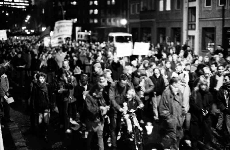 Demo Rosa-Luxemburg-Platz 'Fremdenhaß ist Menschenhaß'