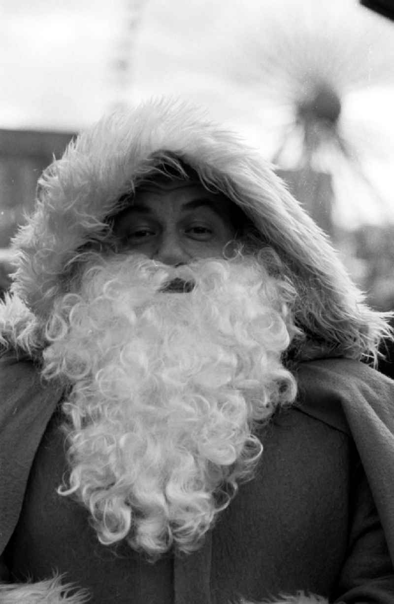 Weihnachtsmann Knochenlauer vom Marx-Engels-Platz
